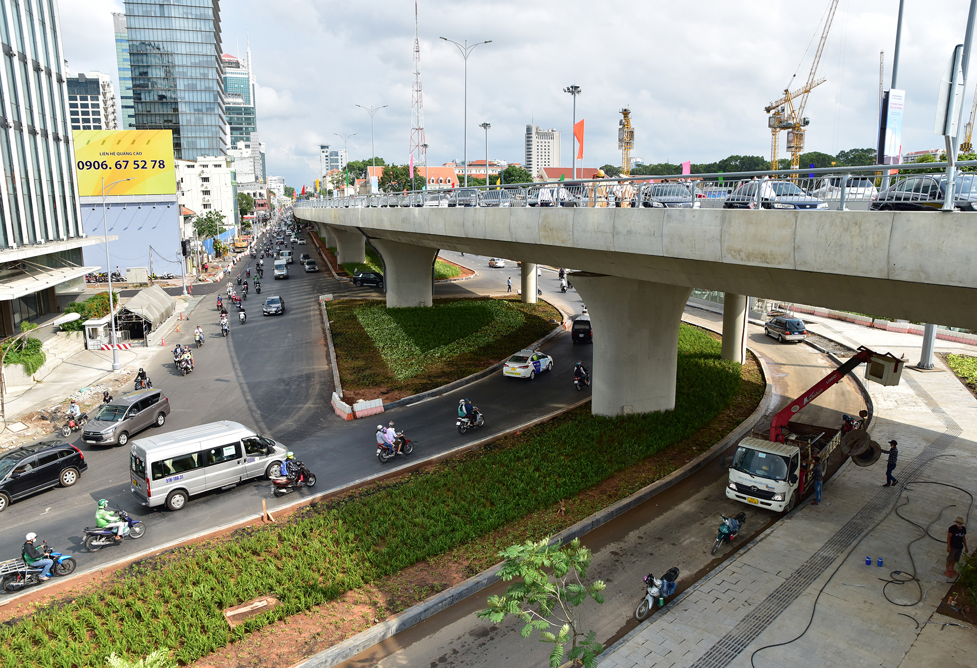 Phần cầu dẫn phía quận 1 được thiết kế 3 nhánh, trong đó nhánh chính dài 437m, có 4 làn xe lưu thông qua nút giao Nguyễn Hữu Cảnh - Lê Thánh Tôn và kết nối lên xuống cầu trên đường Tôn Đức Thắng giao đường Lê Duẩn. Nhánh N1 dài 195,5m, rộng 7m với 2 làn xe bắt đầu từ Công viên Mê Linh chạy dọc đường Tôn Đức Thắng bên bờ sông Sài Gòn kết nối lên cầu chính, dành cho làn xe hướng từ quận 1 qua Thủ Thiêm.