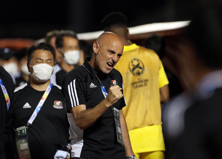 HLV Kevin Muscat có màn ăn mừng đầy cảm xúc sau trận thắng HAGL.