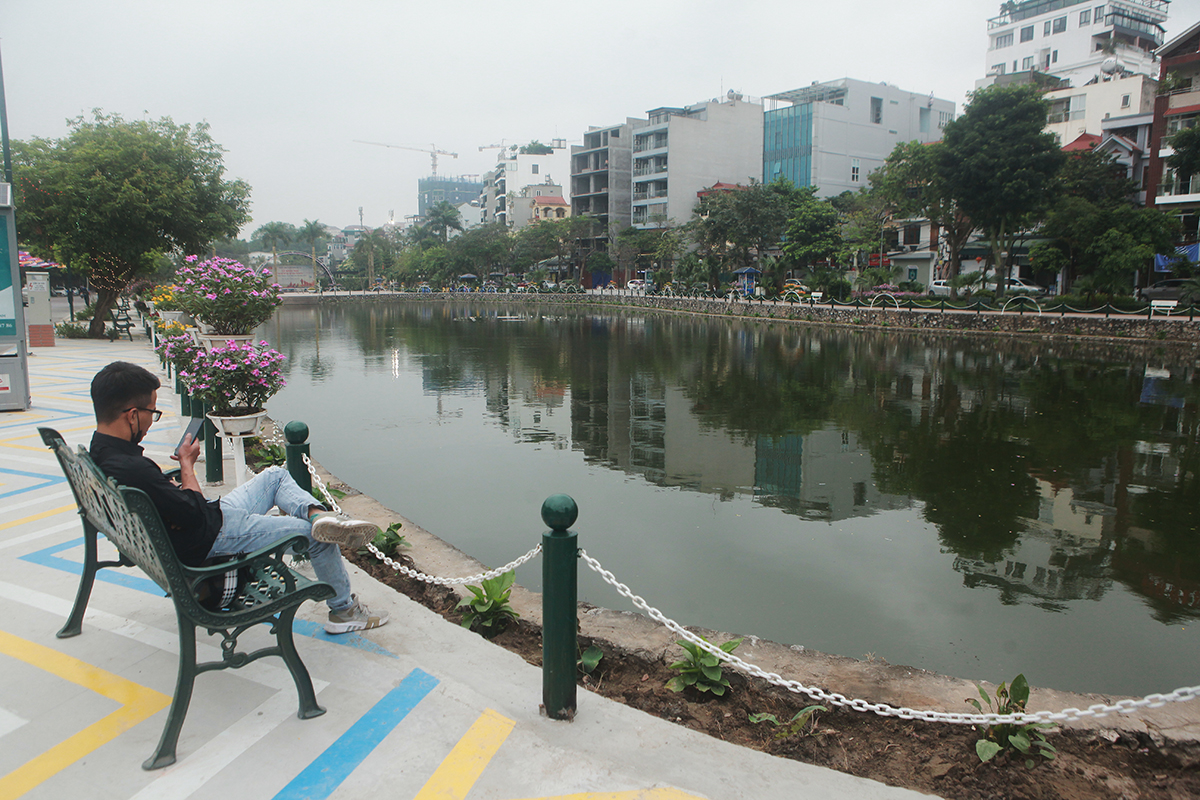 Khu vực ven hồ được trang trí các chậu hoa và sơn với nhiều nét sáng tạo mang đến diện mạo mới cho không gian phố đi bộ Trịnh Công Sơn.