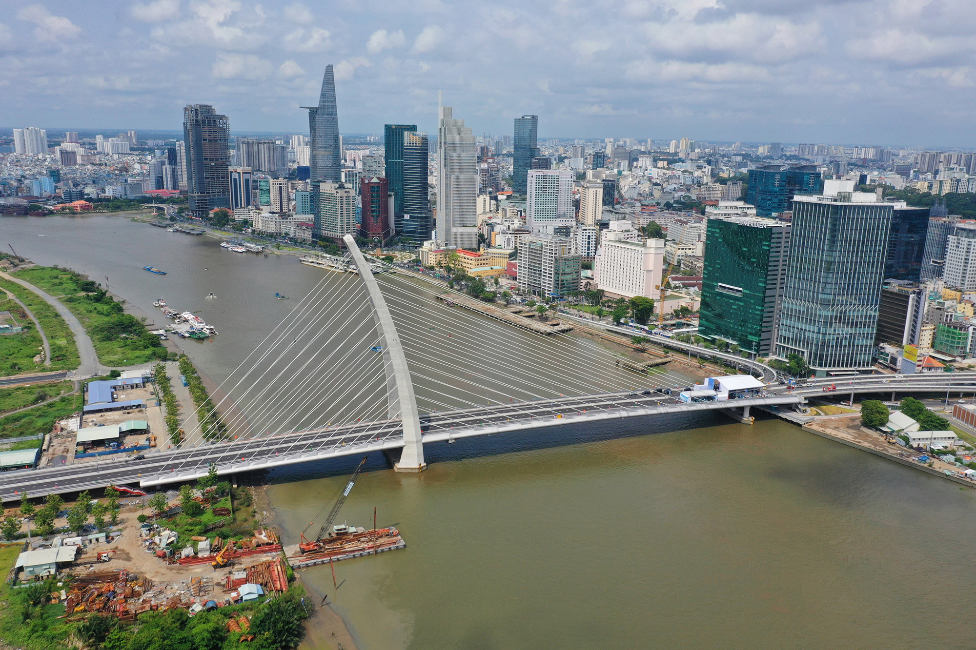 Cầu Thủ Thiêm 2 bắc qua sông Sài Gòn nối quận 1 với khu đô thị mới Thủ Thiêm (TP. Thủ Đức). Cây cầu này được xem là biểu tượng mới của TP.HCM nên người dân rất vui mừng, háo hức di chuyển trong ngày đầu thông xe.