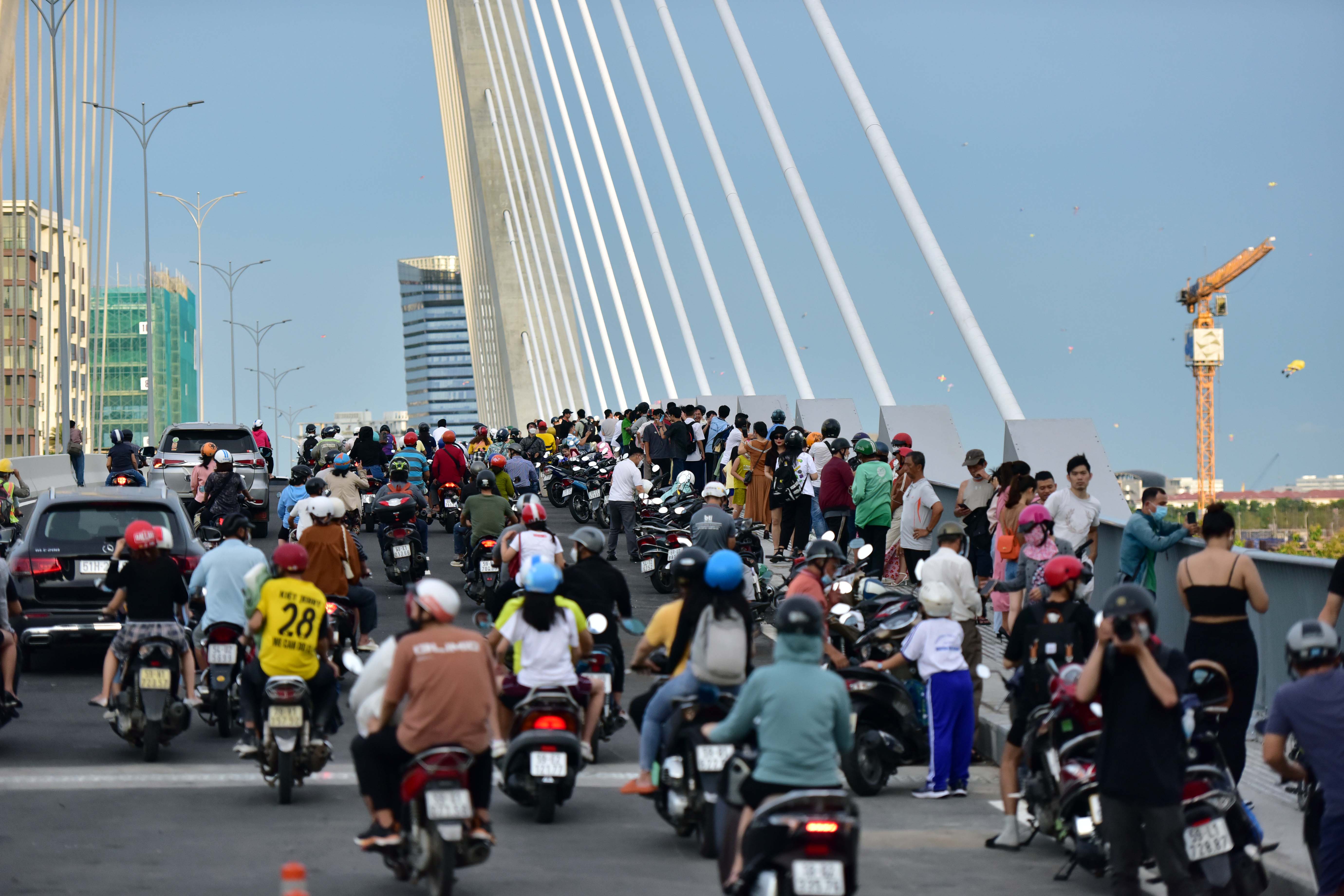 Bà Nguyễn Thị Tứ (ngụ quận 3) cho biết bà rất nóng lòng chờ đợi giây phút được chạy xe qua cầu Thủ Thiêm 2 nên đã cùng chồng đi từ lúc 14h đến chờ dưới chân cầu phía quận 1. “Công trình biểu tượng mới của thành phố mình đẹp và hoành tráng lắm. Có cầu mới này, từ nay tôi và rất nhiều người tiết kiệm được thời gian di chuyển qua lại giữa quận 1 và TP Thủ Đức cũng như giải quyết được vấn đề kẹt xe ở khu vực này”, bà Tứ vui mừng chia sẻ.