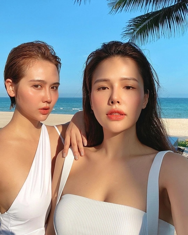 Phanh Lee (tên thật là Lê Phương Anh) và Huyền Lizzie (Phan Minh Huyền) từng chụp chung bộ ảnh bikini nóng bỏng trước khi nữ diễn viên "Ghét thì yêu thôi" lên xe hoa. 
