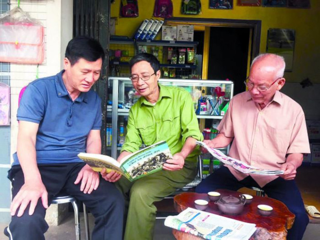 Thượng úy Dương Quang Lựa (giữa), người lái xe vận tải đầu tiên tiến vào Dinh Độc Lập cùng ôn lại lịch sử với đồng đội