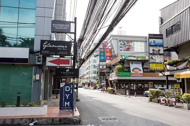 Khu vực Thonglor ở Bangkok là một khu vực đang nổi lên trong những năm gần đây. Có rất nhiều cửa hàng, cửa hiệu, nhà hàng và trung tâm mua sắm sáng tạo theo phong cách hiện đại và trẻ trung. Vì vậy, khu Thonglor là điểm đến quen thuộc của giới trẻ. Và chắc chắn rằng bạn sẽ khám phá ra nhiều điều thú vị tại đây.
