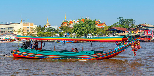 Chao Phraya là con sông nổi tiếng nhất ở Bangkok và có tầm quan trọng trong giao thông ở đây. Đi thuyền dọc sông Chao Phraya, bạn có thể đến nhiều điểm du lịch quan trọng ở Bangkok.&nbsp;
