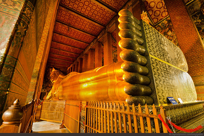 Wat Pho (Chùa Phật Nằm) là nơi có bộ sưu tập tượng Phật lớn nhất ở Thái Lan. Trong đó, nổi tiếng nhất là bức tượng Phật nằm dài 46m rất ấn tượng. Wat Pho cũng được coi là nơi hàng đầu để học hoặc trải nghiệm massage Thái truyền thống.
