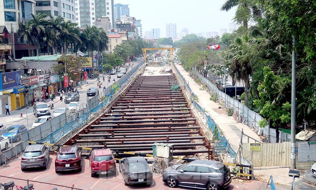 Nhiều vị trí trên công trường thi công dự án đường sắt Nhổn - ga Hà Nội trở thành bãi trông xe.