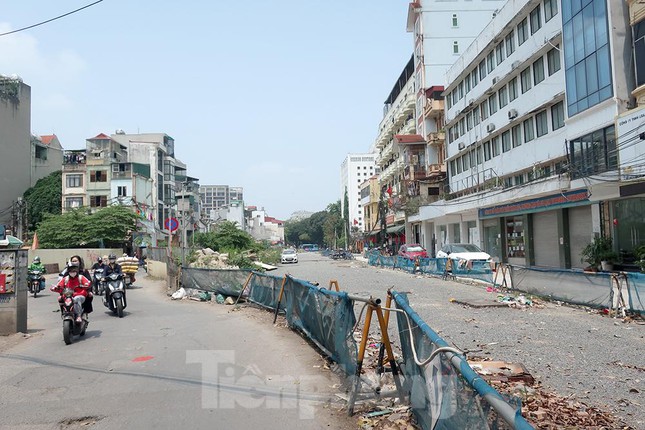 Tương tự với ga S11 (ga Văn Miếu), đường bị rào, nhà dân nham nhở, công trường thành nơi tập kết rác và trông giữ xe, một số hộ dân (bên trái) phải nhường đất cho dự án nhưng tới nay chưa di dời.