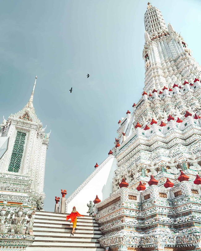 Wat Arun được mệnh danh là một trong những ngôi chùa đẹp nhất Bangkok bởi kiến ​​trúc tinh xảo. Wat Arun được trang trí bằng vô số mảnh sứ và thủy tinh tạo nên một tòa tháp cao vút và nguy nga nằm bên bờ sông Chao Phraya. Cầu thang dẫn lên đỉnh tháp nhỏ, hẹp và thẳng đứng nhưng từ trên cao nhìn xuống, bạn sẽ nhìn thấy một khung cảnh siêu đẹp.
