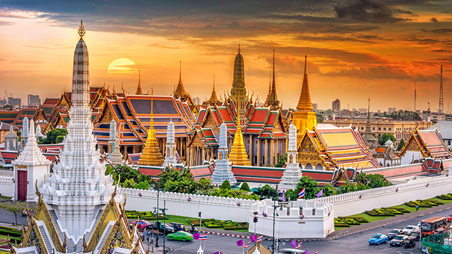 Grand Palace, Cung điện Hoàng gia nằm giữa lòng Bangkok là nơi bạn nhất định phải đến một lần khi ghé thành phố này. Grand Palace với kiến ​​trúc dát vàng lộng lẫy, mọi chi tiết đều vô cùng tinh xảo và kỳ công. Đến đây, bạn sẽ được mở mang tầm mắt về văn hóa, lịch sử và Hoàng gia Thái Lan.
