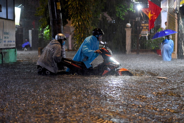 Sau khoảng hơn 30 phút, nhiều tuyến đường, khu dân cư ở TP Thủ Đức mênh mông nước.