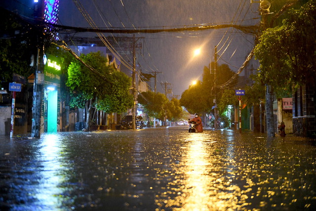 Hàng loạt tuyến đường như Võ Văn Ngân, Đặng Văn Bi, Dương Văn Cam, Đặng Thị Rành, Hồ Văn Tư, Phạm Văn Đồng, Kha Vạn Cân, Dương Đình Hội… bị ngập sâu, nhiều đoạn lút bánh xe máy khiến người dân không dám di chuyển.