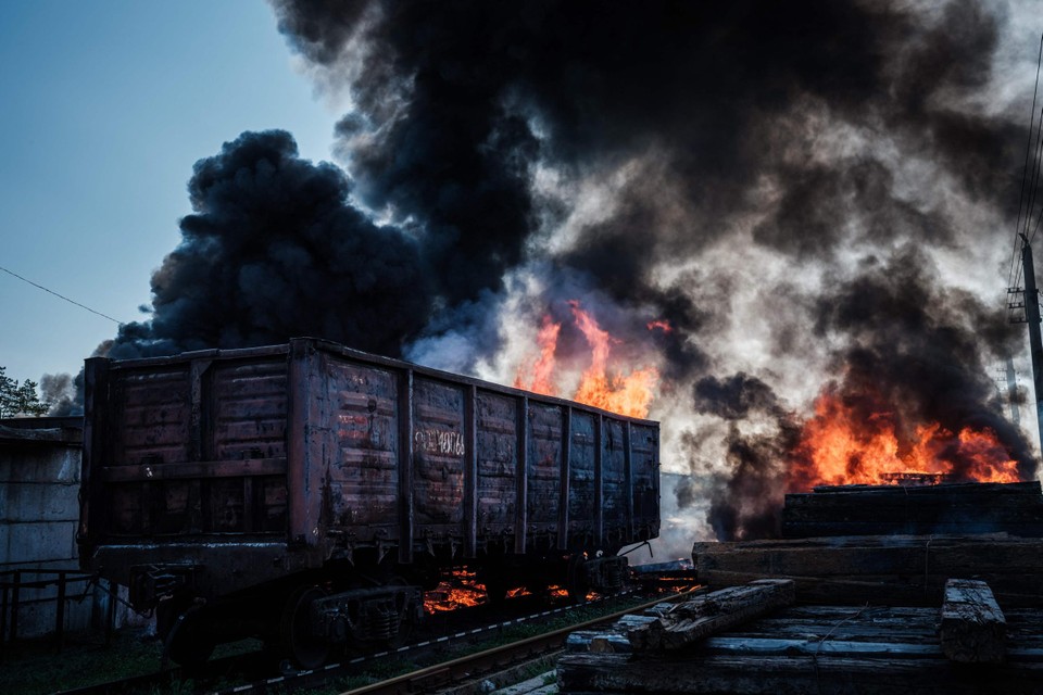 Nga tăng cường các cuộc tấn công vào đường sắt dọc tuyến tây – đông của Ukraine (ảnh: CNN)