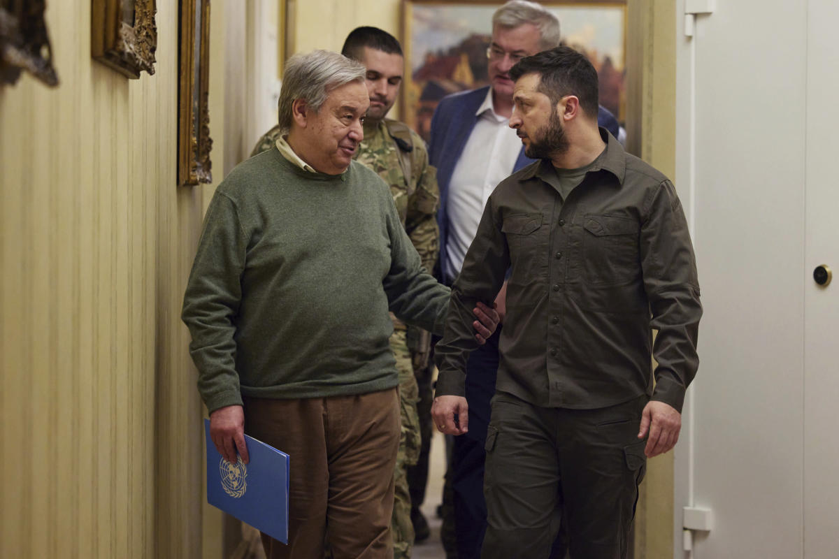 Tổng Thư ký Liên Hợp Quốc Antonio Guterres và Tổng thống Ukraine Zelensky gặp nhau ở Kiev (ảnh: Guardian)