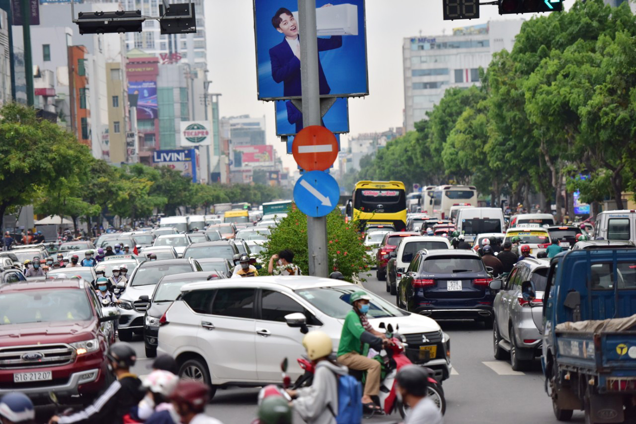 Phương tiện chen chúc nhau di chuyển trên đường Cộng Hòa – cửa ngõ sân bay Tân Sơn Nhất