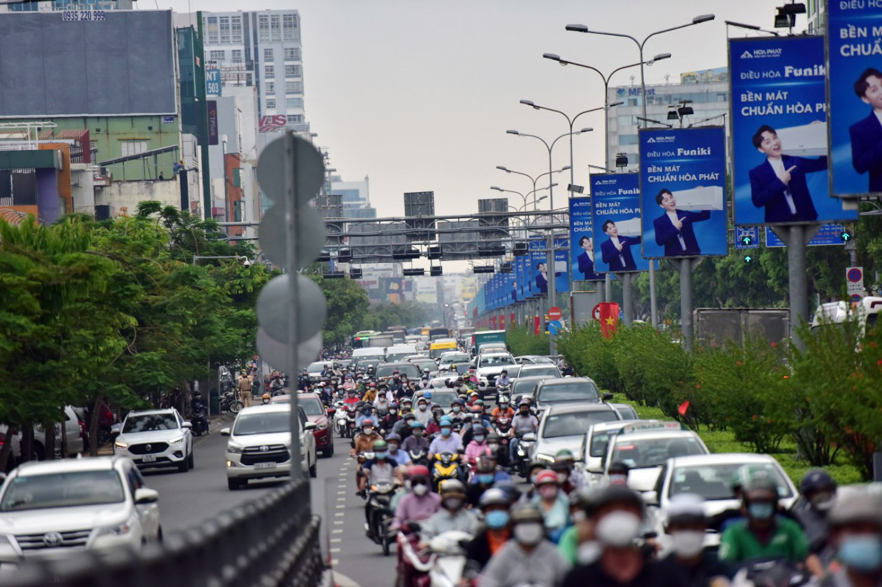 Lực lượng CSGT được tăng cường điều tiết phương tiện qua các giao lộ khu vực cửa ngõ sân bay Tân Sơn Nhất