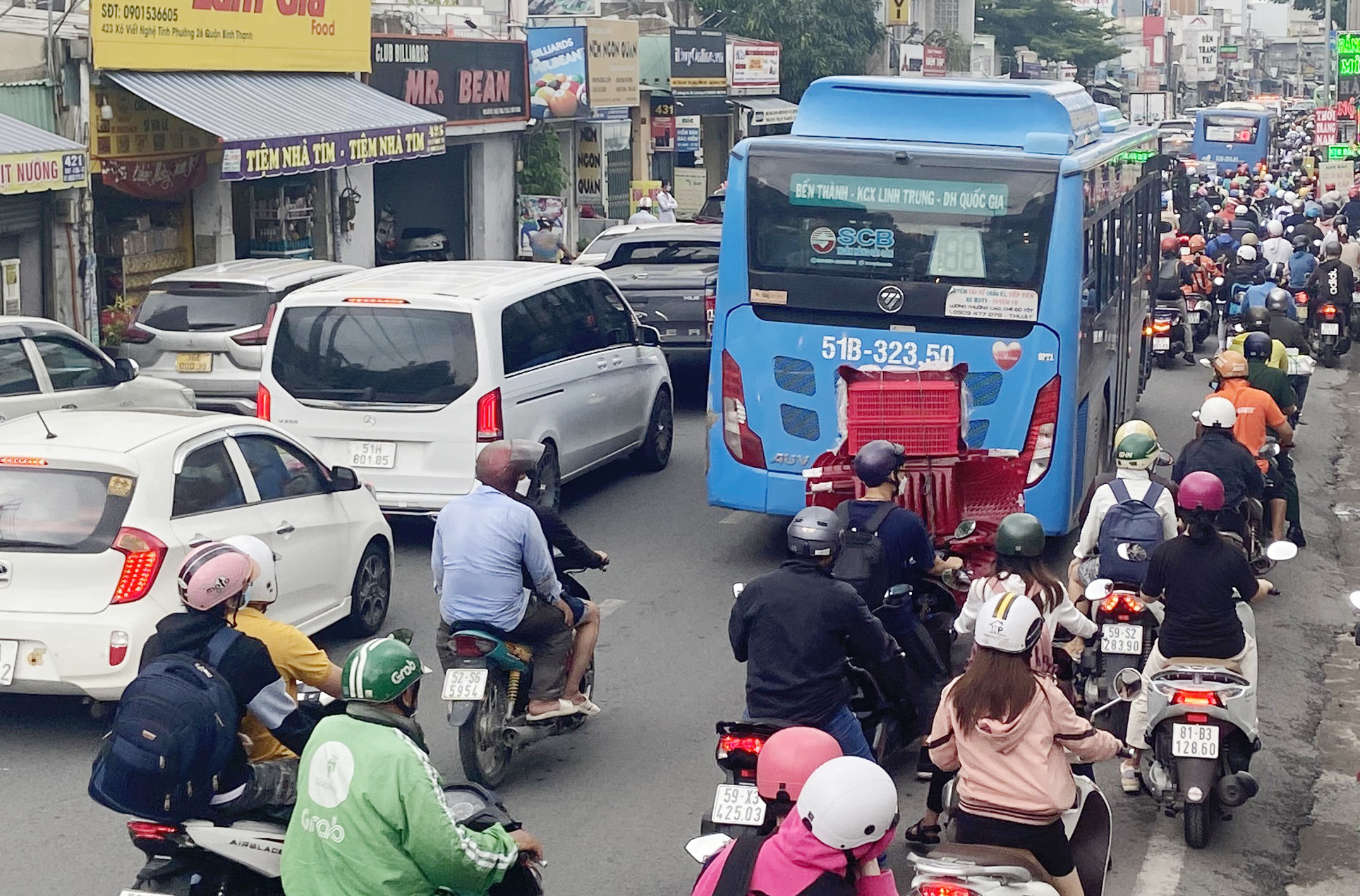 Người dân rời TP.HCM để về quê, đi du lịch nhân dịp lễ khiến cửa ngõ ra bến xe Miền Đông (quận Bình Thạnh) bị ùn tắc.