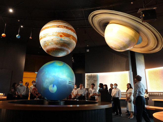 Du khách tìm hiểu mô hình về hệ mặt trời tại Trung tâm Khám phá khoa học