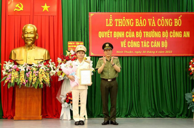 Thượng tướng Lương Tam Quang, Thứ trưởng Bộ Công an tặng hoa chúc mừng Đại tá Huỳnh Tấn Hạnh. Ảnh: Công an Ninh Thuận.