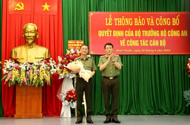 Thượng tướng Lương Tam Quang, Thứ trưởng Bộ Công an tặng hoa chúc mừng đồng chí Đại tá Nguyễn Thế Hùng. Ảnh: Công an Ninh Thuận.