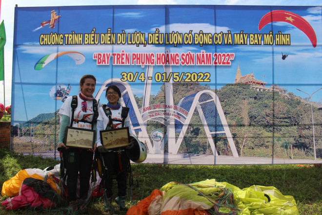 Hai thành viên của đội bay dù lượn loại không có động cơ chụp ảnh lưu niệm sau cú bay thành công từ trên đỉnh Phụng Hoàng Sơn