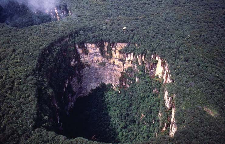 14. Sima Humboldt

Ở vùng núi Cerro Sarisariñama hẻo lánh biên giới phía tây nam của Venezuela có 4 hố sụt được gọi chung là hố sụt Sarisariñama.&nbsp;Sima Humboldt là hố sụt lớn nhất trong nhóm, sâu 313m và rộng 352m.&nbsp;Do vị trí cực kỳ biệt lập của nó, hố sụt khổng lồ này đã không được khám phá cho đến năm 1974 khi một chiếc trực thăng đưa hàng chục nhà nghiên cứu xuống đây.&nbsp;
