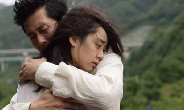 Cái ôm của đàn ông còn quan trọng hơn hết bất kể lời nói nào. (Ảnh minh họa)