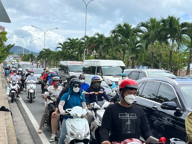 Đường Trần Phú - Nha Trang chật kín khách du lịch đi nghỉ lễ