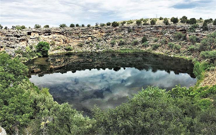 2. Montezuma Well

Giếng Montezuma thực chất là một hố sụt bằng đá vôi. Điều đáng nói nhất là bên trong miệng giếng chứa ít nhất 5 loài động vật không tìm thấy ở nơi nào khác trên hành tinh chẳng hạn đĩa, bọ cạp nước, tảo…
