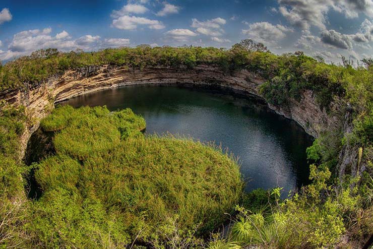 3. El Zacatón

El Zacatón ở đông bắc Mexico là hố sụt chứa đầy nước sâu nhất thế giới. Nơi này là 1 phần trong nhóm 15 hố sụt của khu vực, sự hình có liên quan tới hoạt động núi lửa.
