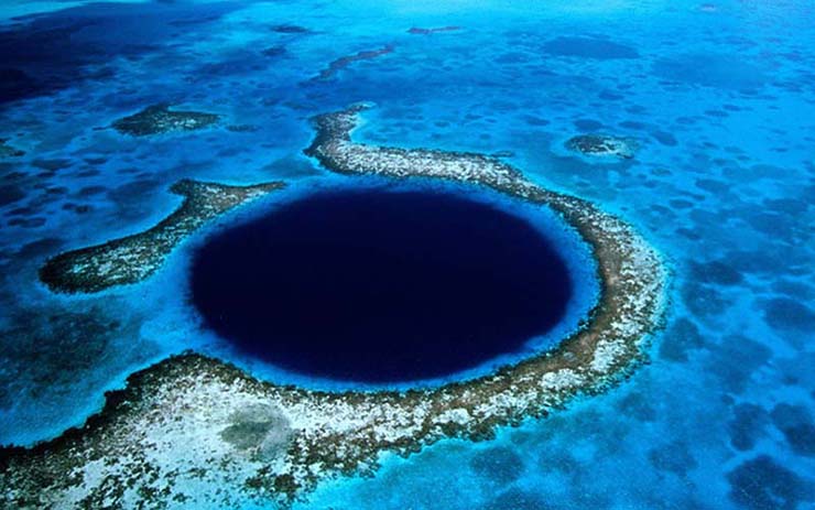 5. Great Blue Hole

Được hình thành trong thời kỳ băng hà, Great Blue Hole ngoài khơi bờ biển Belize là một hố sụt biển hình tròn, nằm ở trung tâm của một đảo san hô. Hố sụt này là một phần của Hệ thống Dự trữ Rạn san hô Belize - địa điểm được UNESCO công nhận.
