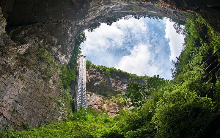 9. Xiaozhai Tiankeng

Xiaozhai Tiankeng ở Trung Quốc là hố sụt sâu nhất thế giới, còn có tên gọi khác là Hố Thiên đường. Hố sụt khổng lồ này được hình thành trên đỉnh của một hang động và có dòng sông ngầm chảy qua.&nbsp;Kỳ quan địa chất này còn có 1 cầu thang dài 2800 bậc, khoét sâu vào bên trong nhằm thu hút khách du lịch đến đây.
