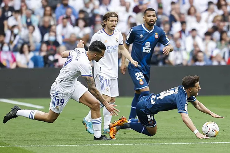 Video bóng đá Real Madrid - Espanyol: Lên ngôi bằng bữa tiệc 4 bàn (Vòng 34 La Liga) - 1