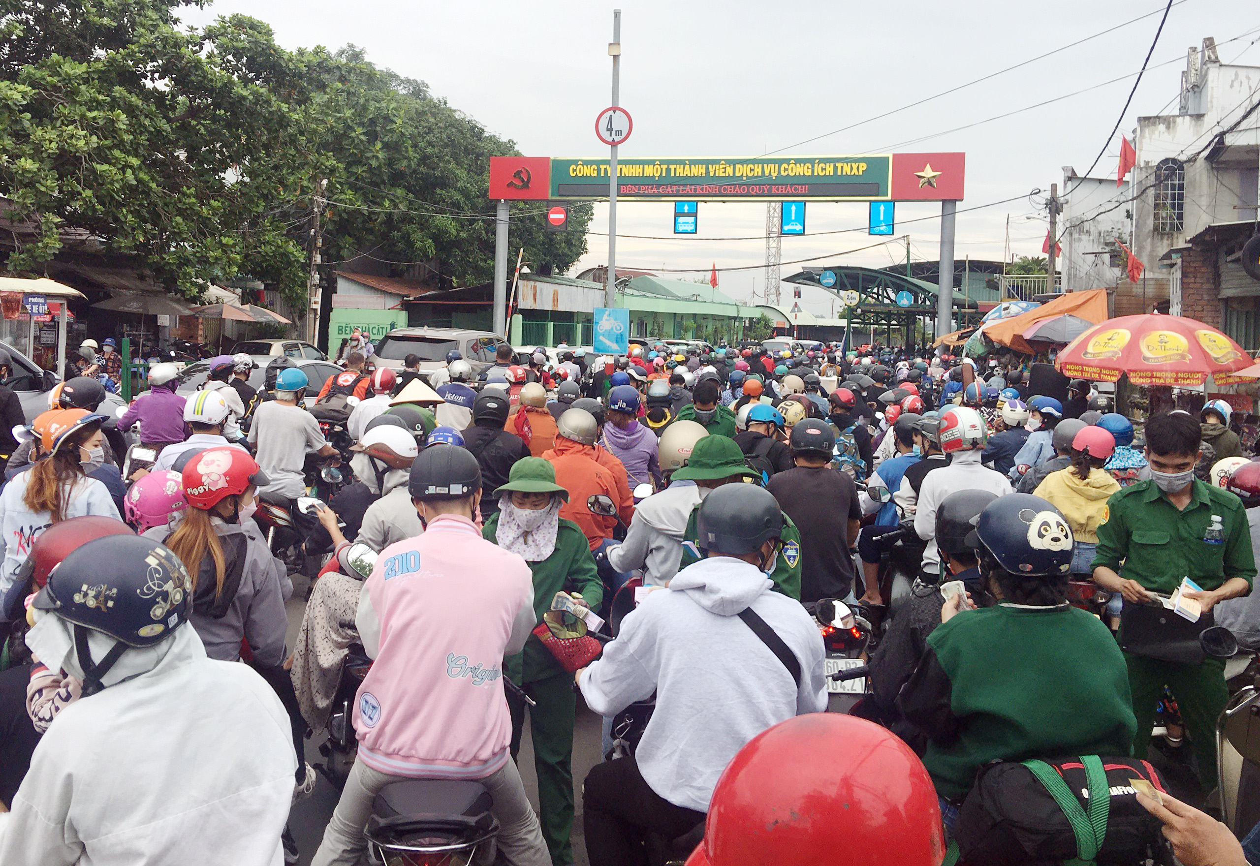 Được nghỉ lễ, người dân qua phà Cát Lái để về quê, đi du lịch ở Đồng Nai, Bà Rịa Vũng Tàu khiến bến phà quá tải.