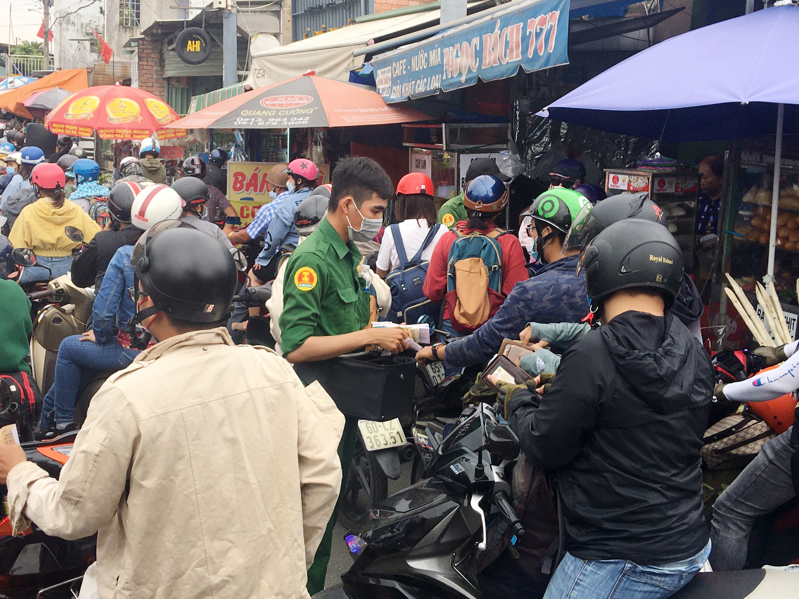 Ông Nguyễn Thanh Tuấn, Phó giám đốc Xí nghiệp Quản lý phà Cát Lái cho biết, tình hình giao thông tại phà căng thẳng từ 15 chiều đến 23h đêm qua với hơn 68.000 lượt khách qua phà. Dự kiến ngày hôm nay phà phục vụ hơn 75.000 khách. “Sáng sớm nay giao thông tại phà đang dồn ứ nghiêm trọng. Chúng tôi huy động 8 phà và tăng cường lực lượng để phân luồng, giải tỏa ách tắc giao thông”, ông Tuấn thông tin.