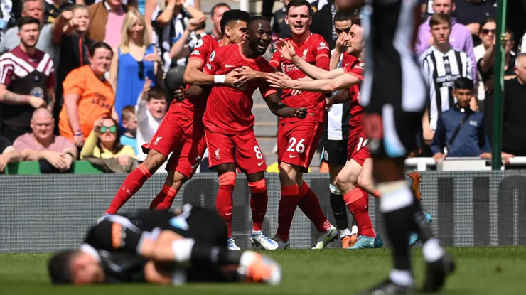 Bàn thắng đến với Liverpool trong sự bức xúc lớn của các cầu thủ Newcastle