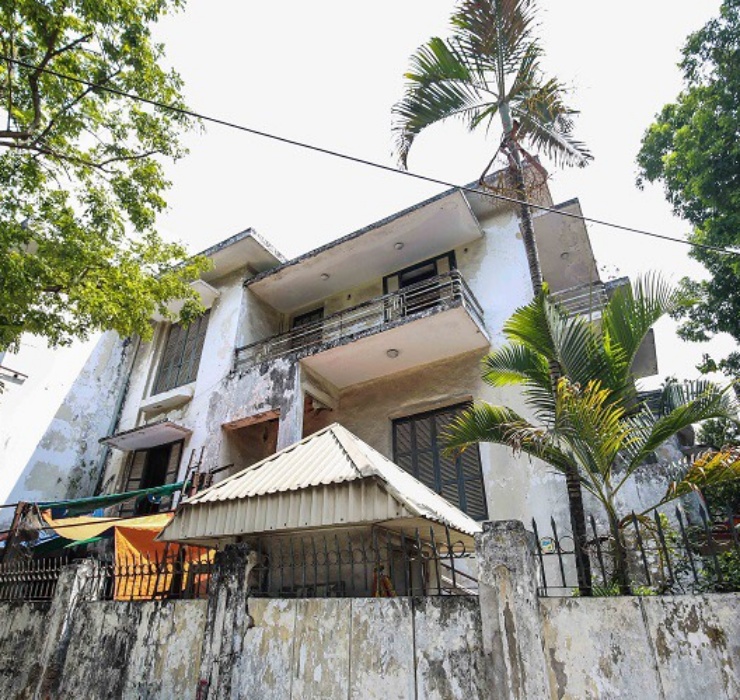 Căn nhà này còn có hai mặt tiền hướng ra ngã tư Nguyễn Du – Trần Bình Trọng vô cùng đắt giá. 
