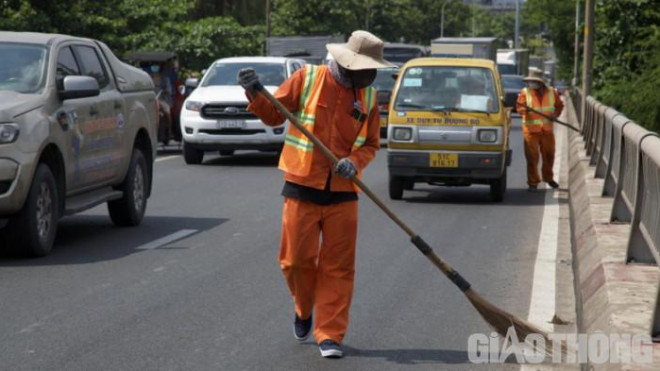 Công nhân tích cực vệ sinh cầu Bình Triệu để đảm bảo vệ sinh môi trường, an toàn giao thông