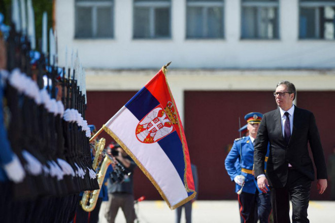 Tổng thống Serbia Aleksandar Vucic tham dự buổi biểu diễn của quân đội Serbia hôm 30-4. Ảnh: Reuters