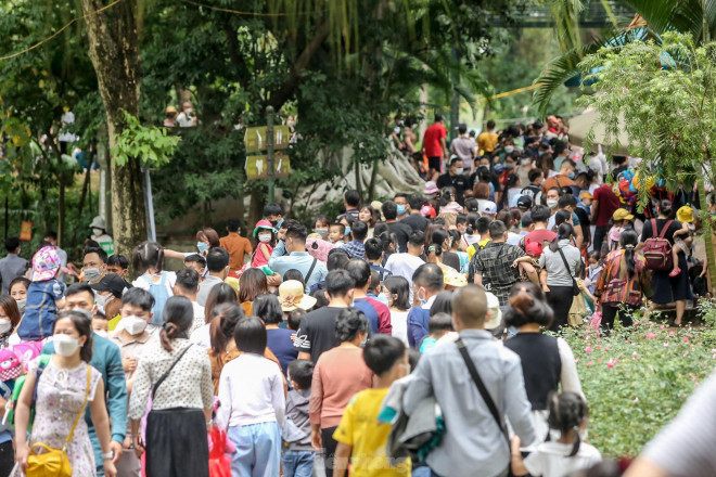 Lượng khách đổ về quá đông khiến vườn thú có thời điểm trở nên quá tải. Các lối đi trong công viên đều chật cứng người.