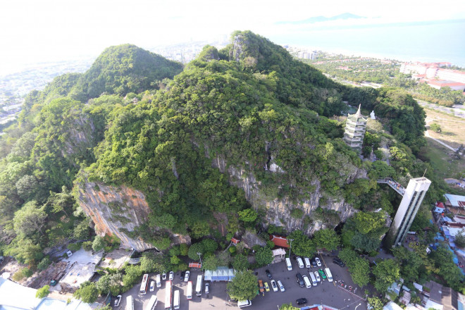 Hiện có 2 gói bay chính gồm tour khám phá với thời gian bay 12 phút và tour chinh phục với thời gian bay 30 phút. Trong đó, giá tour khám phá khoảng từ 2.140.000 đồng - 2.400.000 đồng/ khách và tour chinh phục có giá 22.340.000 đồng/4 khách. Điểm ngắm đầu tiên của tour là khu danh thắng Ngũ Hành Sơn