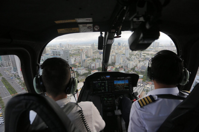 Mỗi chuyến bay có 1 phi công, khởi hành từ sân bay Nước Mặn - quận Ngũ Hành Sơn. Trực thăng có nội thất hiện đại, an toàn tối đa cùng với thiết kế mở, tầm nhìn toàn cảnh, thuận tiện cho khách trải nghiệm trên không.