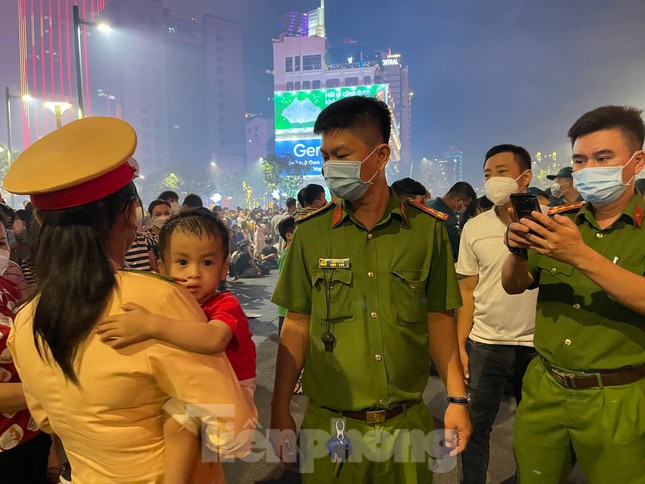 Bé trai đi lạc được CSGT ẵm đi tìm người thân xung quanh Phố đi bộ Nguyễn Huệ