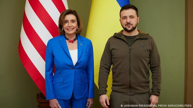 Bà Pelosi gặp ông Zelensky. Ảnh: Reuters