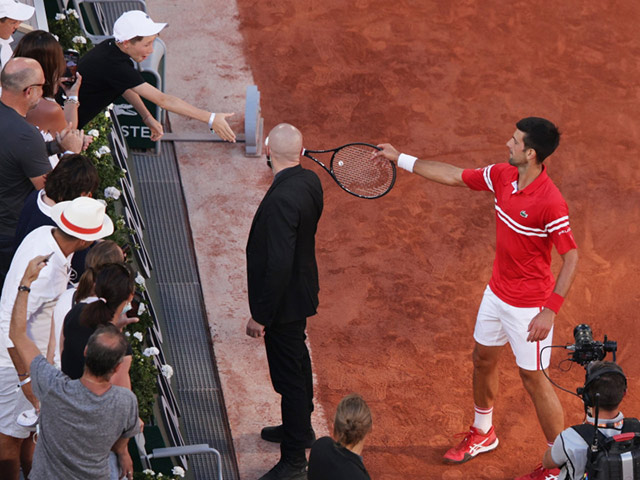 Djokovic gặp ”hạn lớn”, bị nghi khó bảo vệ ngôi vô địch Roland Garros