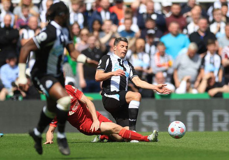 Không ít cư dân mạng cho rằng James Milner đã phạm lỗi với Fabian Schar và lẽ ra trọng tài Andre Marriner và tổ VAR tước bỏ bàn thắng của Liverpool