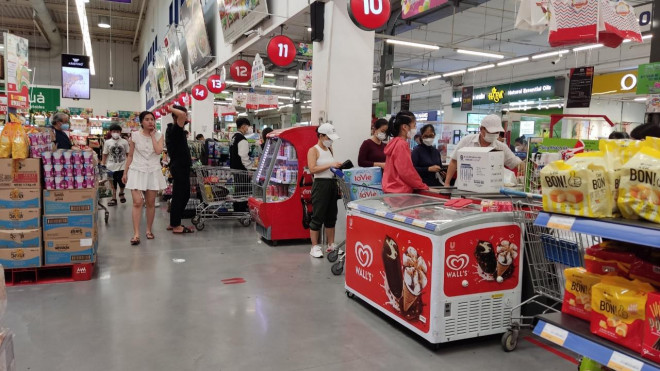 Khách hàng xếp hàng tính tiền tại MM Mega Market An Phú