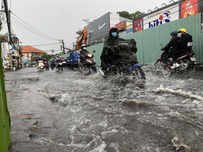 Mưa gây ngập nước trên đường Võ Văn Ngân (TP Thủ Đức)