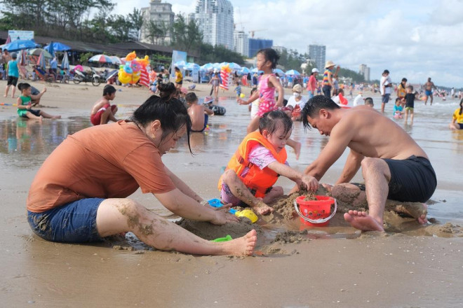 Trẻ nhỏ thích thú khi chơi trò đắp cát cùng ba mẹ.