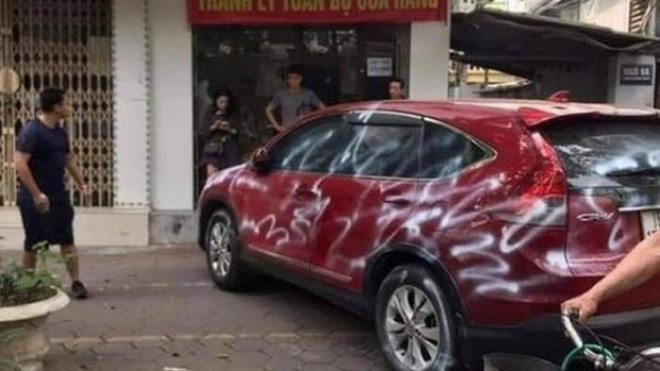 Một ô tô đỗ trước cửa nhà bị xịt sơn (ảnh minh hoạ)